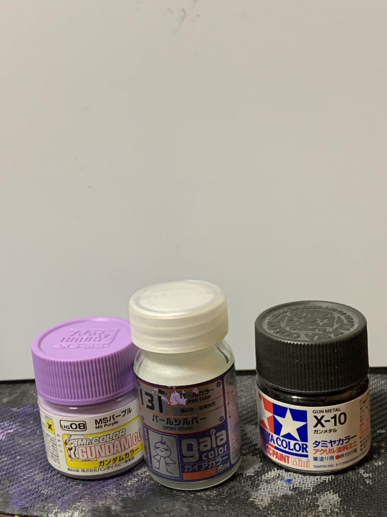色はMSパープルにガイアカラーのパールシルバーを混ぜ、パール塗装らしく発色するか試しました。関節、武器等はタミヤカラーのガンメタルを使用しています。