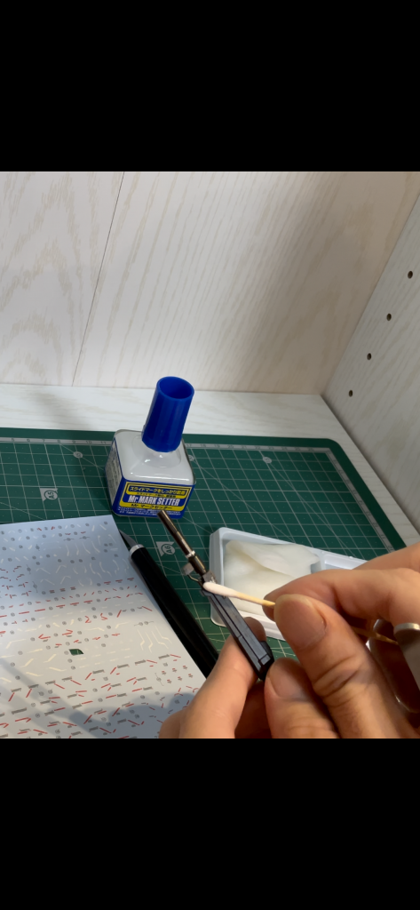 人生初の水転写式デカールを貼る工程。