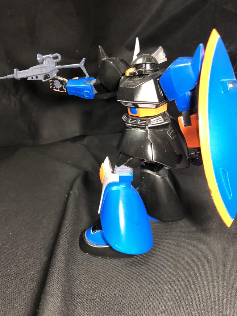 良く動きます。ゲルググのシールドは腕派ですか？背中派ですか？