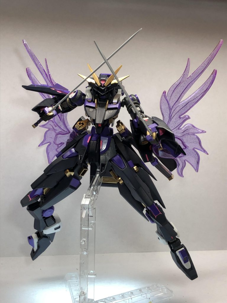 後ろのバインダーを展開して光の翼が出せます。リーンの翼のオウカオーも少しモチーフにしています。