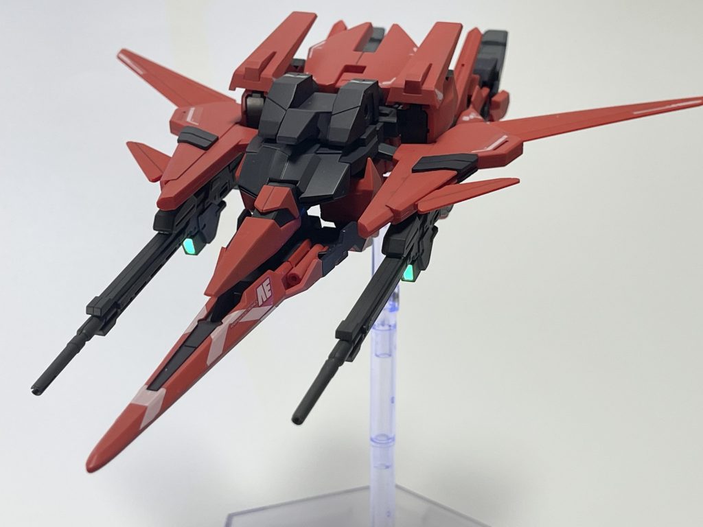 このセンサーが左右に二つ光ってるのも性癖なんですよね…全体を包む白いラインマーキングはめちゃめちゃ効果大で、むしろこれがないとこの機体カッコよくならないまであるのですがシールを代替するデカールもなく、塗装でやるのは骨が折れるので素直に付属シール使いました。経年劣化が心配。マスキングして塗装で再現が手堅いのでしょうがそれをやり出すと箸休めにならないので…