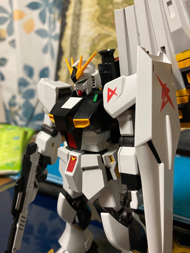 もっと上達したらHWS版νガンダムを仕入れて、増設部分をこっちに被せてアラ隠し。残った素体を新たにノーマル版νガンダムとして組立てようと画策してますが、手元の積みプラも結構な数になってきましたし(笑)果たしていつになりますやら…