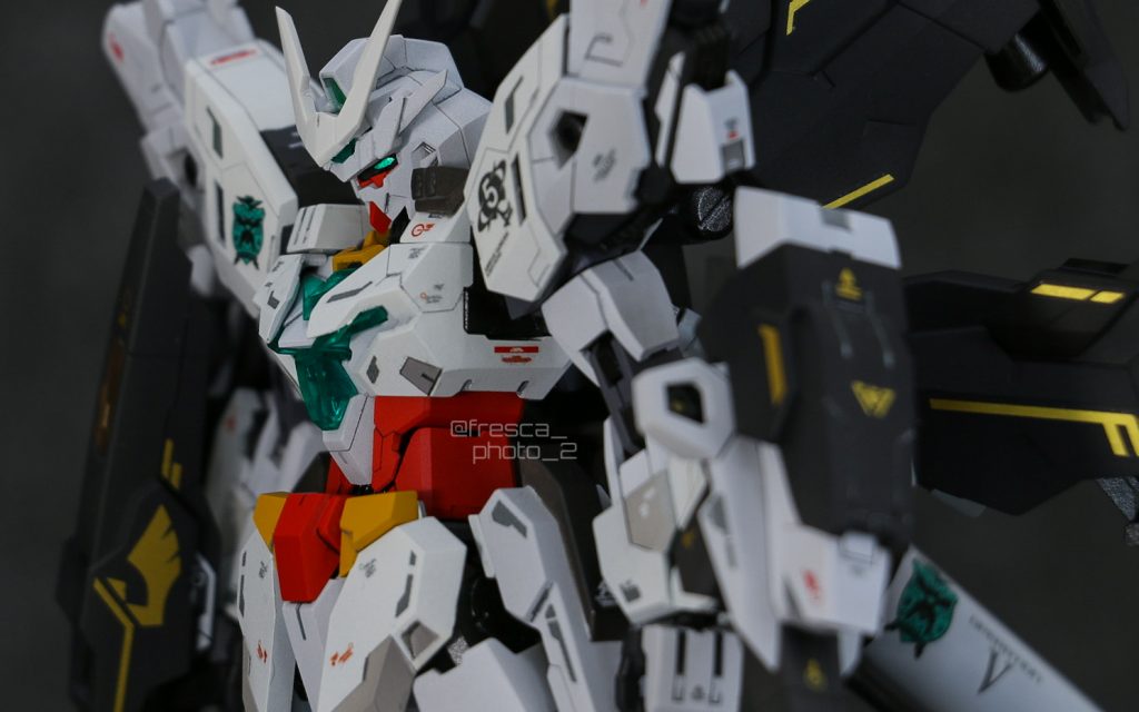 ジュピターヴのアンテナの角度ですが、結構寝ているので接続部を削り、起こしました。武装に金のラインデカールを多用しています。これはジュピターの語源がローマ神話のユーピテル、そしてユーピテルはギリシア神話のゼウス...という事で司っていたり武器としていた雷を模してチョイスしました。ガトリングガンのデカールの羽根...個人的には違和感を感じてしまい外そうかと思ったのですが、ゼウスの聖獣である鷲と見立てればアリかなぁと思い続投(上記含め諸説ある事、Wikiを漁ったにわか知識の為、神話との相違はあるかもしれません)。以下ポージング