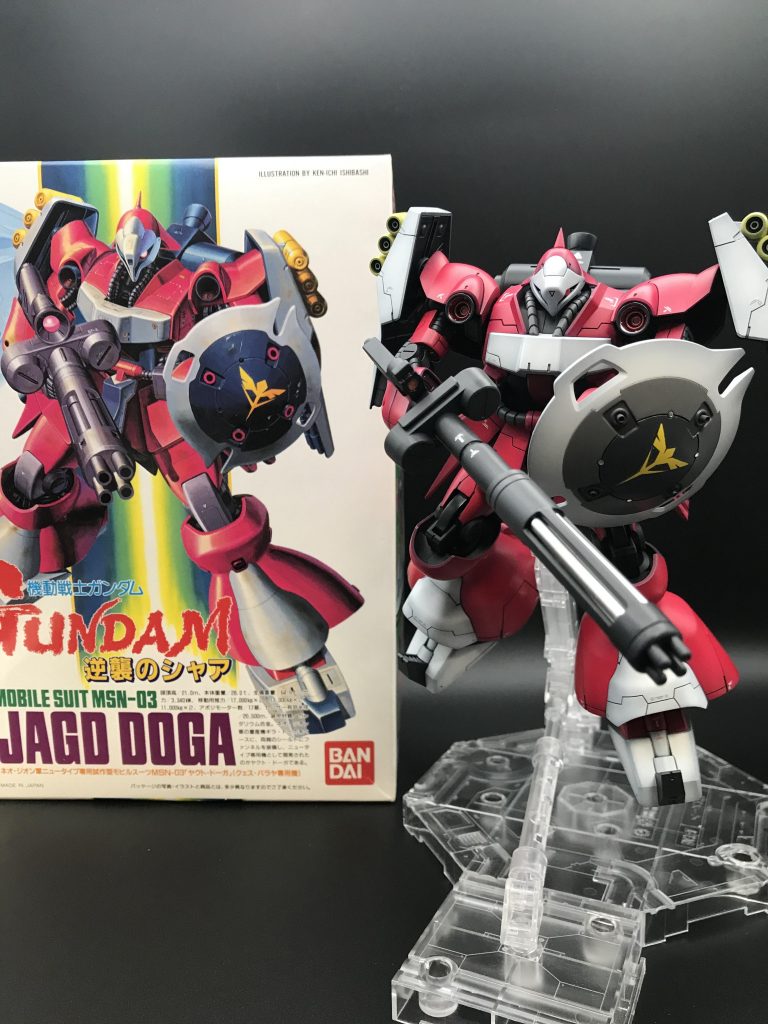 本体色のイメージは旧キットの箱絵です。明るいワインレッド、マゼンダよりの赤、表現が難しいです。調色は大変奥が深く、塗料を作り過ぎてしまう等失敗も多いですが、イメージ通りにできた時の喜びは格別です。塗装の下地はサーフェイサーだけでなく、通常のソリッドカラーでも表現の幅を広げることができると学べました。