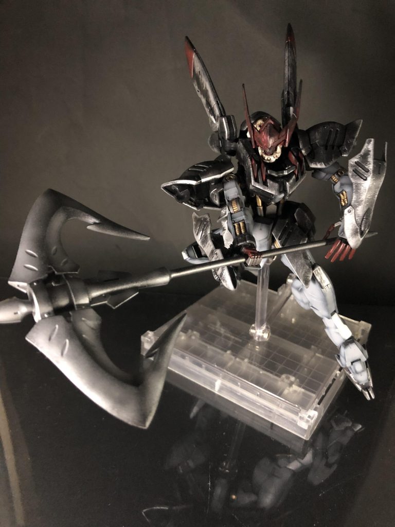 こっちの形態だと派手なポーズもかっこよく決まります!