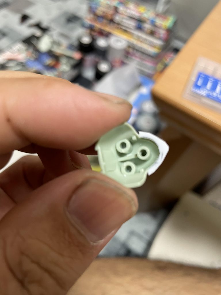 今回最大のポイントの改修は0.5㎜のプラ板でヘルメットのバイザーを厚くして目つきを鋭くする改修を行いました。型をざっくり作り後から削り込むスタイルでやりました。