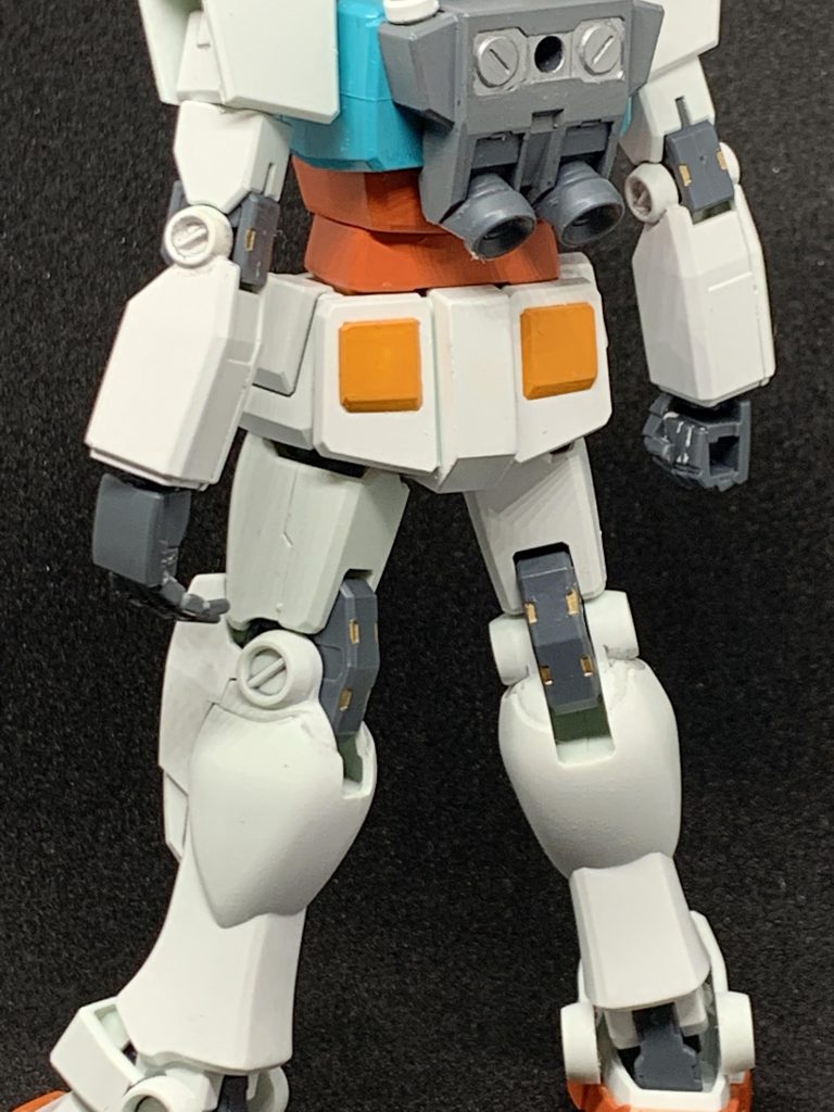おちり。EGガンダム最大の難点である謎の空洞をパテで埋める。ついでに下腕の穴も使わないし映えないのでゼンリョクゼンカイで埋める。開き手の指を盾をもてる程度に曲げる。脳筋指力。他はそのままの気楽仕様。
