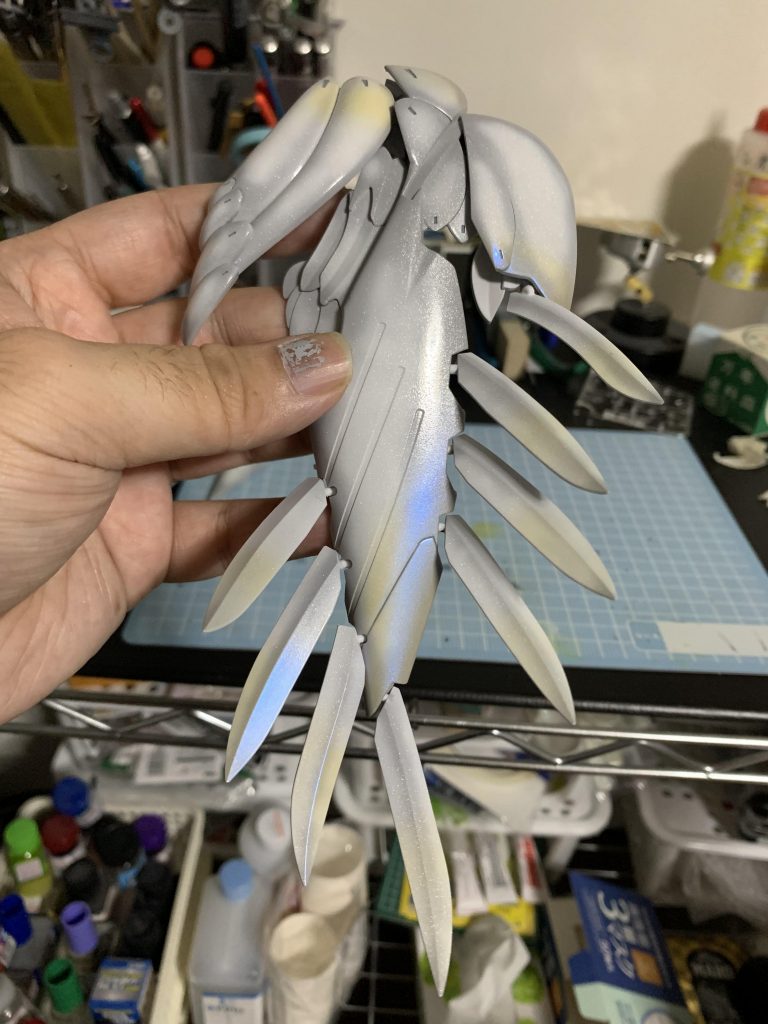 今回は無難に各メタリックの上にクリアを吹いて作成しました。本体白 ガイアノーツ サフ白+グレー→クレオスホワイトシルバー本体グレー ガイアノーツ サフシルバー→クレオスホワイトシルバー本体赤 ガイアノーツ ピンクサフ→ガイアノーツ プレミアムレッド→クレオスホワイトシルバー本体黄 ガイアノーツ イエローサフ→ガイアノーツ EXゴールド→クレオスホワイトシルバーフレーム ガイアノーツ メカサフスーパーヘヴィバルカン クレオスメッキシルバーnext→ガイアノーツ ブラッククリア翼 ガイアノーツ 白サフ→クレオスシルバー→クレオスホワイトシルバー→部分的にクレオスクリスタルカラーサファイアブルーご覧頂きありがとうございました。