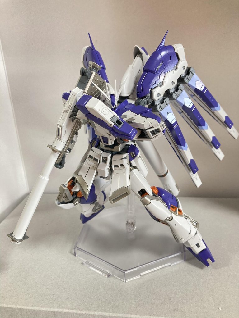 サブ〈ニューハイパーバズーカ〉シールドを外してみました説明書ではサーベル持ち手と兼用とのことでしたが違和感を感じたためライフル持ち手にしています