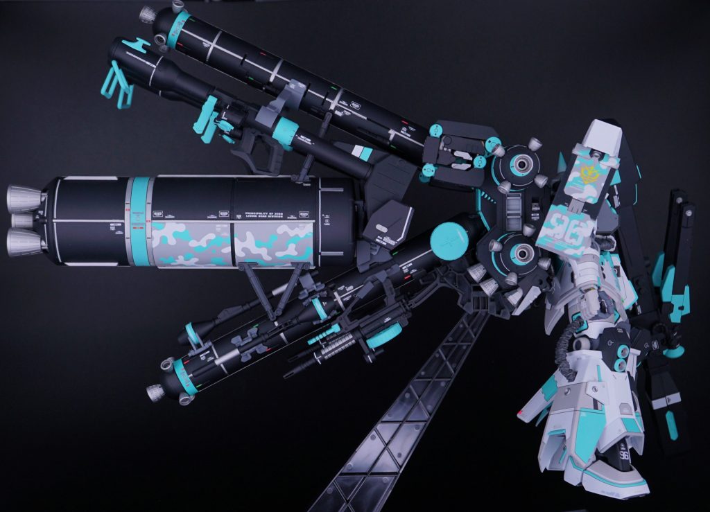 【カラーリング】肩、プロペラントタンクの一部に迷彩塗装を入れておりしつこくないけど、目を引くデザインにしてみました。全体としては、機体は白、バックパックは黒をメインとするがさし色のライムグリーンで統一感をだしています。