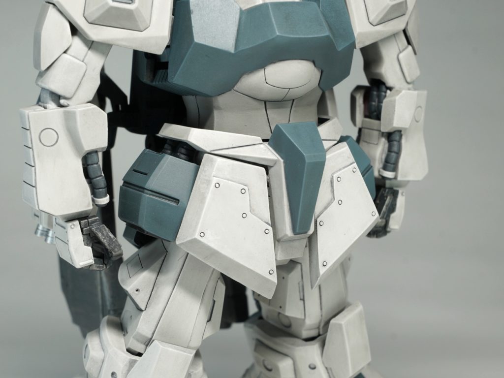 フロントスカートに装甲を追加し、ボルト風ディテールを作成、バンドパーツはビルダーズHDに交換、袖口はスカスカなので別パーツを追加
