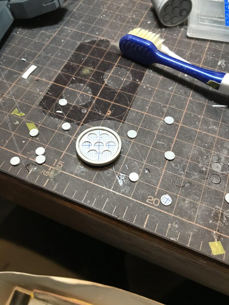 ポンチでくり抜きました。