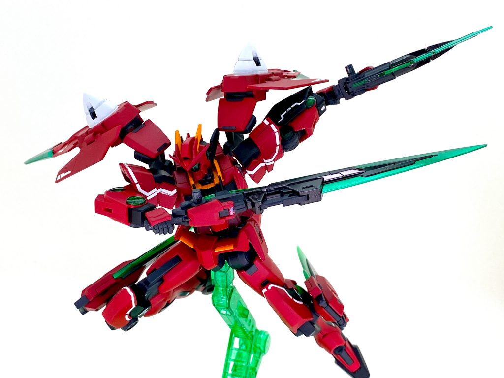 GNソードⅡはロングとショートも制作しています。刀身の刃に当たる部分はガンダムマーカーのルミナスメタグリーンで塗分けし、GNソードⅢと統一感を出してみました（色味違うのはご愛敬）。