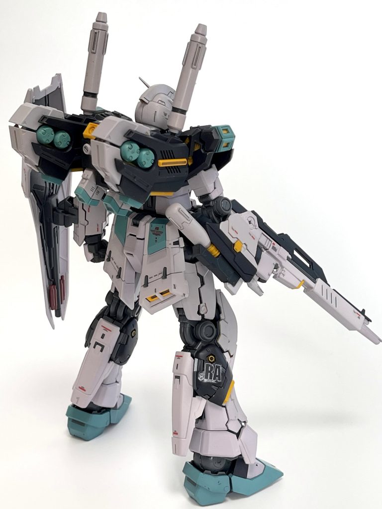 インコム装備背面。インコムユニットは有線展開状態を再現したくなったときのために開閉口を閉じていません(今回は制作見送りました・・・)