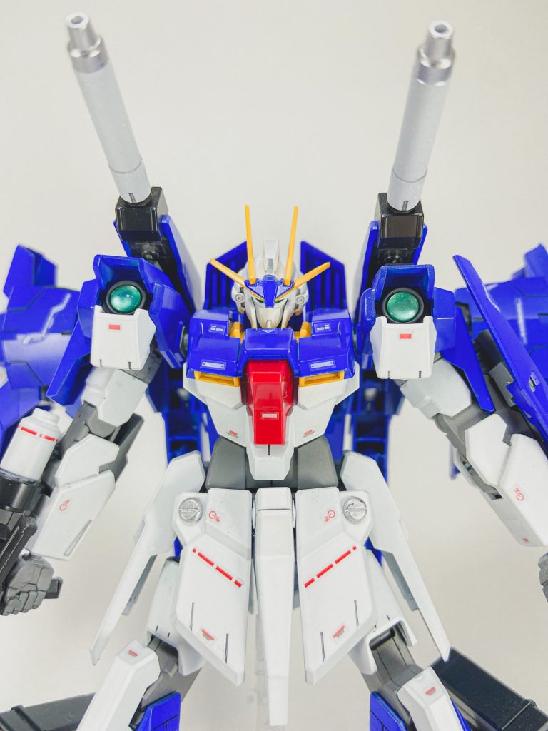 機体色は艶なしの白と艶ありのコバルトブルーに変更してます。艶の2種使いがうまういって満足です。