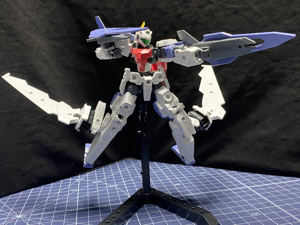 GNアーチャーっぽい射撃ポーズ。空戦機のイメージなので、スタンド使って浮かせる方がそれらしいポージングになりますね。