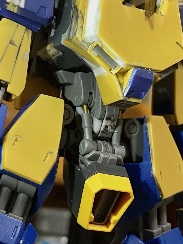 制作過程5関節の干渉による塗装剥げを防ぐために腹部を延長しました。真鍮線をシリンダーとして挿入しました。