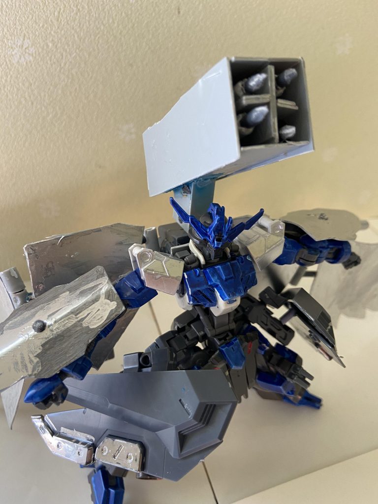 四連装ミサイルバックパック上部に取り付けられたミサイルユニット、高い威力を誇るがそれなりに重量があるので空になったらパージしている。