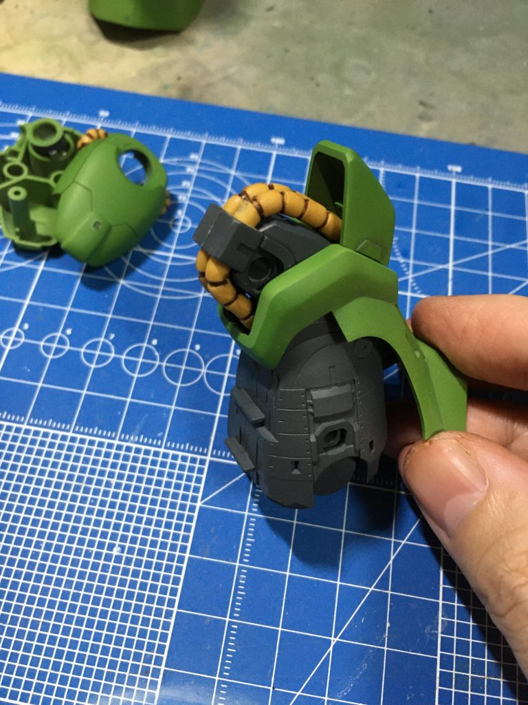 メカパーツ組み立て後、上側からはめ込みます。