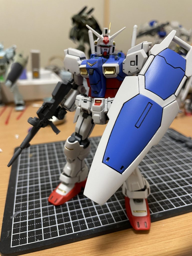 部分塗装した箇所はブルーの部分、センサー類、フレーム類やオリジナル要素にゴールドをアクセントにして、シールドはシールに頼らずマスキングしました!!