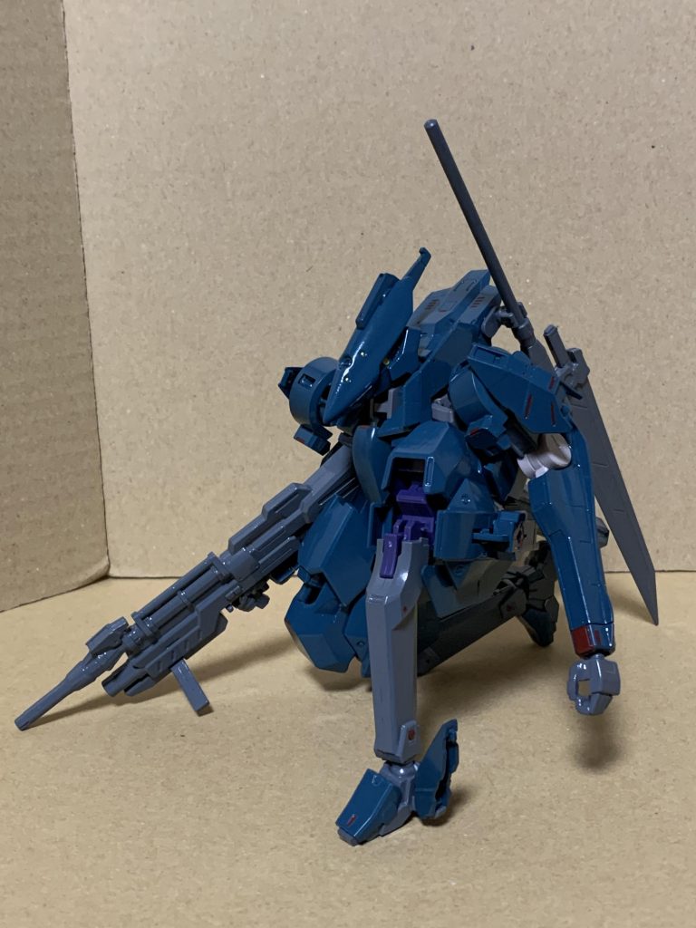 [解説]帝国軍工廠が聖華暦820年より開発、生産している第六世代機兵。機装兵のカテゴリーであるが、軽量化の為に内装部品の小型化、重要箇所以外での装甲を薄くしたり省略するなどしており、細身のシルエットとなっている。その為、機装兵としては機動性が高い反面、防御力に難のある機体となった。その分、腕を長くして近接戦でのリーチを稼ぎ、防御力の低さを補っている。機装兵と軽機兵の中間、いいとこ取りを狙ったようであるが、性能的にはどっち付かずと言える。それでもベースは機装兵である為、軽機兵よりもペイロードには余裕があり、重武装化も十分に可能ではある。ただし、そうした場合は機動性の低下を招く為、やはりどっち付かずとなってしまう。機体性能としては上記の通りであるが、静音性においては特筆すべき高さを持ち、斥候、偵察、夜襲奇襲に高い適応性を示している。その為、主に偵察部隊や特殊部隊用に生産され、運用されている。