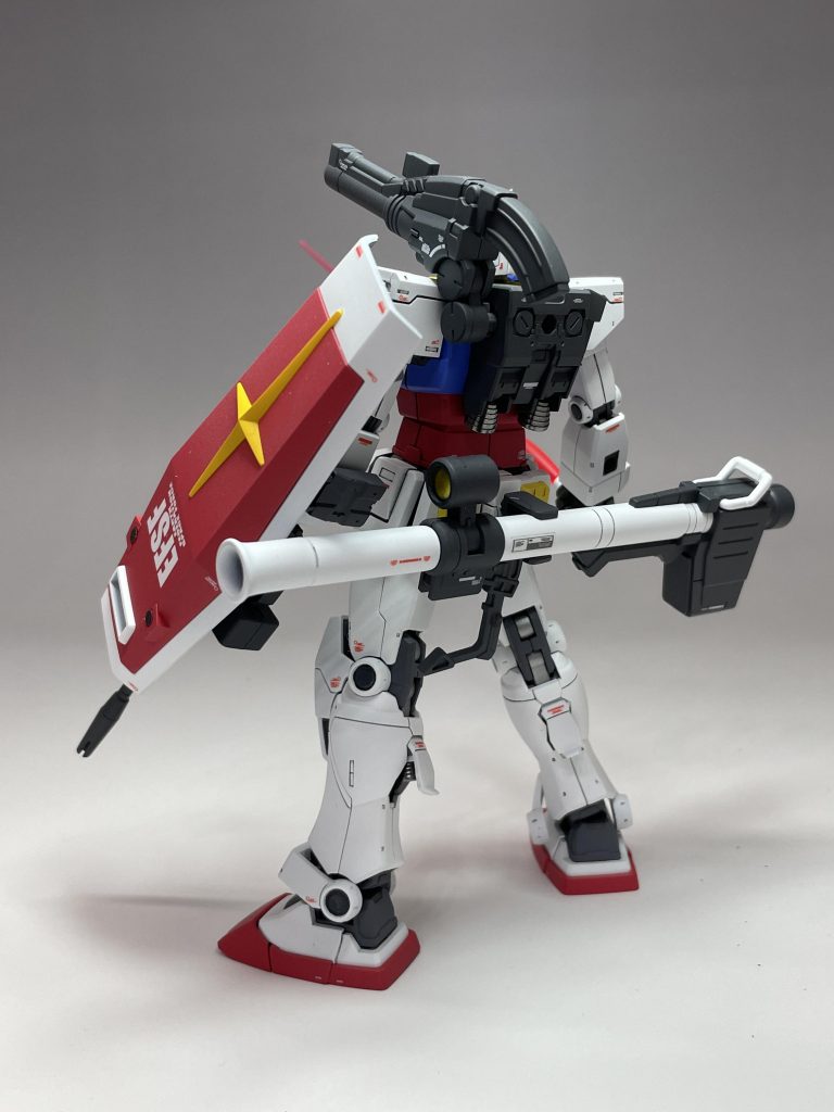 このオリジンガンダムって、所属はEFSFではなくて、EFFが正しいんですよね?箱絵も確かに地上の絵柄だし、これだけの武器背負って宇宙戦は厳しいだろうと思います。でも、EFSFのデカールしか持ってないので、貼っちゃっいました。