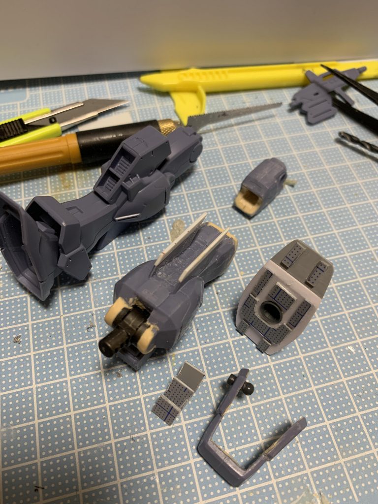 足の裏は空洞なのでプラ板で塞ぎ、ついでに厚みをつけました。足の裏のバーニアとかモールドはテキトウです。足首のアーマーはボールジョイントで。ふくらはぎの部分は延長して黄色部分はプラ板で新造。