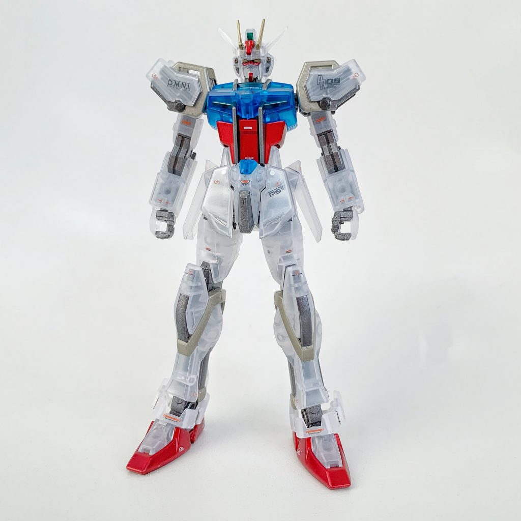 【フロントショット】非クリアパーツのうち、赤部分は黒サフ→ゴールド→クリアーレッドのキャンディ塗装仕上げ。フレーム部分はライトガンメタルを基本に、一部はGフレーム エールストライクガンダム同様にチタンシルバーで塗り分け。