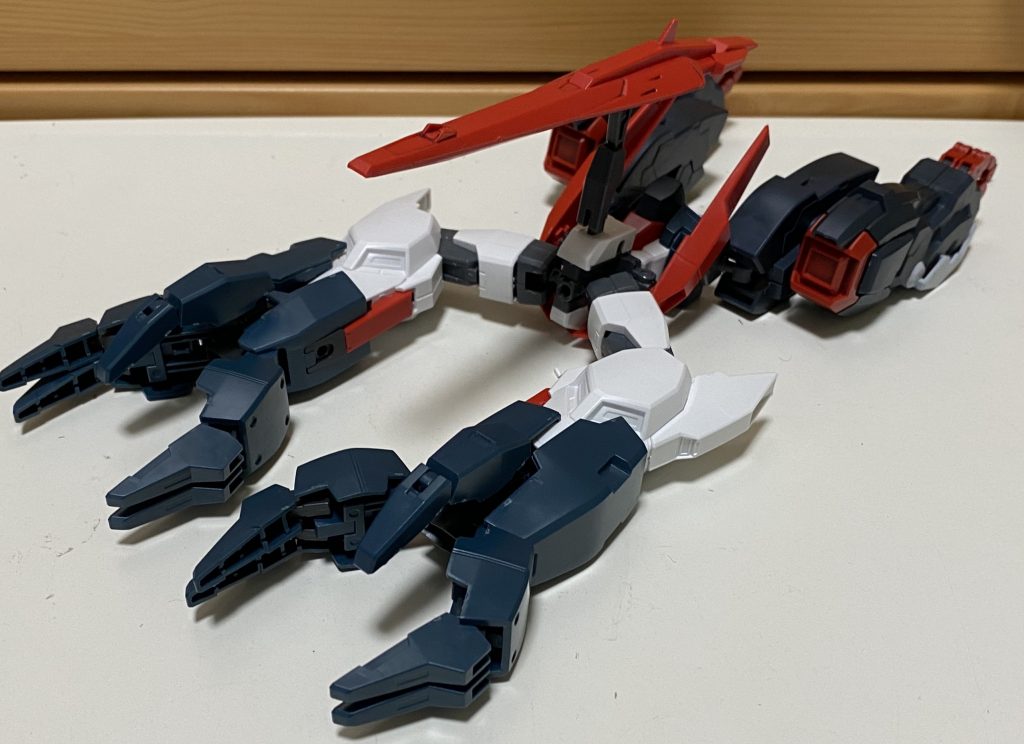 GNスコーピオン宇宙運用型のモビルアーマー。腕分のクローは相手を掴み、内蔵されたビームキャノンを放ち、駆逐する。上部のテールキャノンは追尾型のビームカッターで遠方の敵を駆逐。防御は常にGNフィールドを展開している。