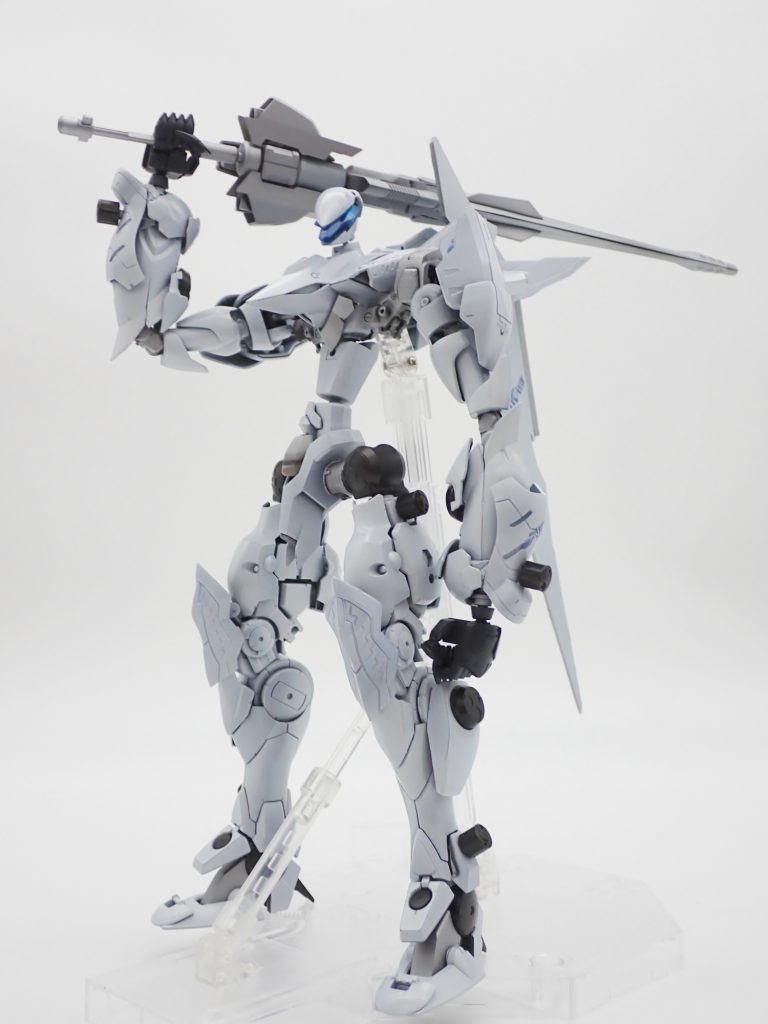 全体プロポーション。独特のバランスが我ながらいい具合に出せたんじゃないかと思っています。その分腰～腕あたりの関節がユルユルになってしまったのでそこは今後の課題です。