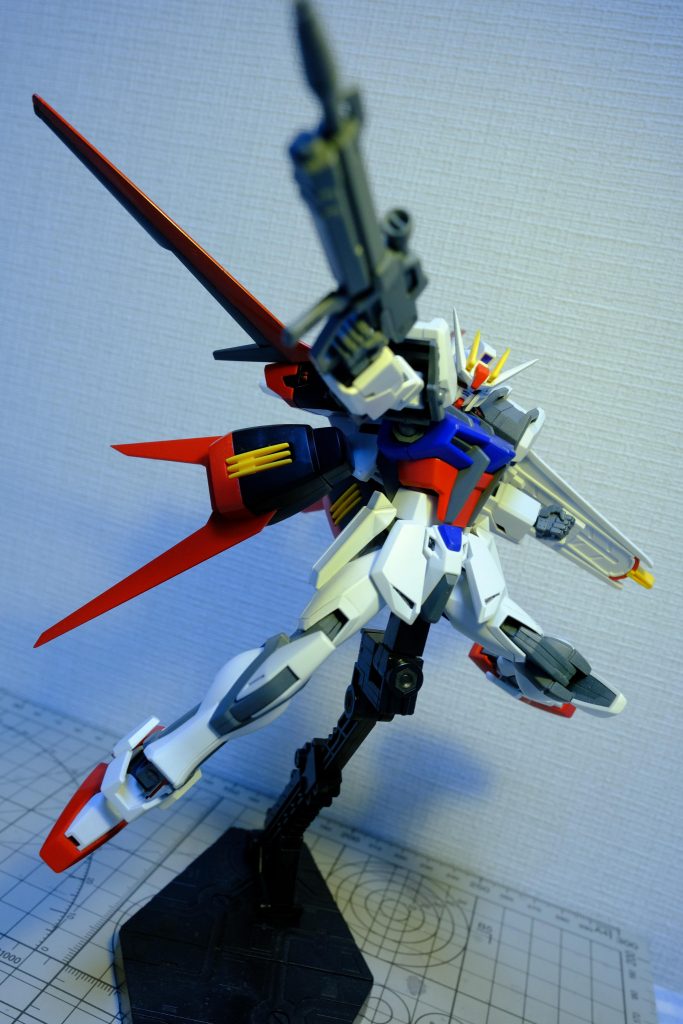 フェイズシフト装甲、戦闘中のOSの書き換え、装備の換装システム、ストライクガンダムは本当にたくさんの魅力がありますよね。特にエールストライクは今でも色褪せない名機だと私は思います。今回が初投稿でしたが、今後も徒然に投稿していきますので、どうぞよろしくお願いいたします。