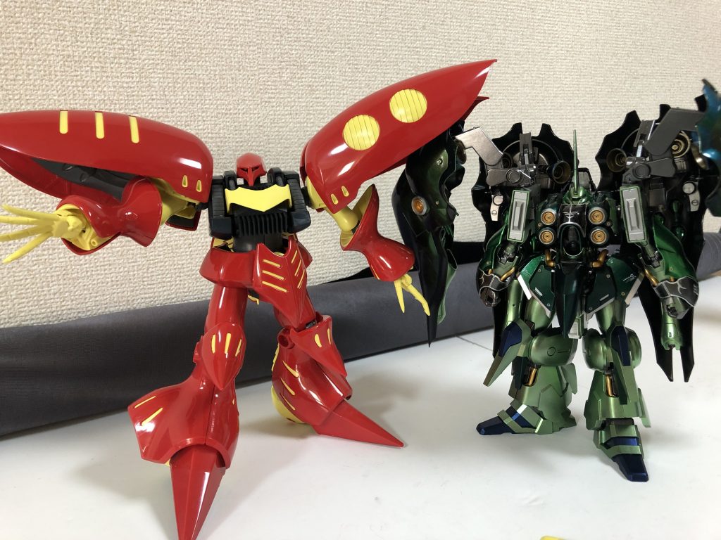 素組とHGUCクシャトリヤとならべてみて。かなり大きいことがわかります。