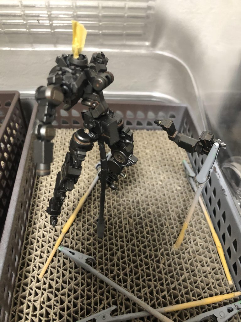 先にフレームのみを塗装しました。トップコートも吹き付けましたが、悩みに悩んでつや消し統一でする事に。