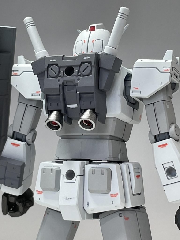 無彩色の中のアクセントとして、シールドの黄色や、ランドセルのバーニア、各所の赤いコーションデカールが効いていると思います。