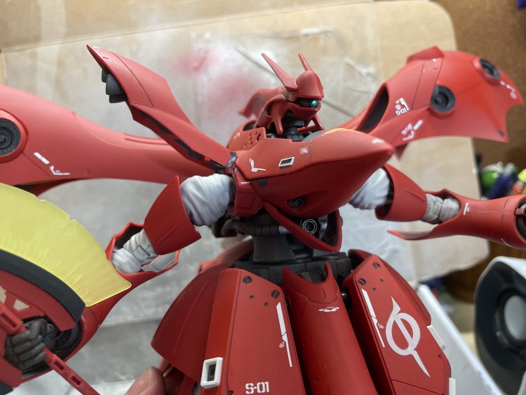 カバーを開けて、メガ粒子砲の発射態勢に。カバーの内側はブラックとシルバーで塗装しました。