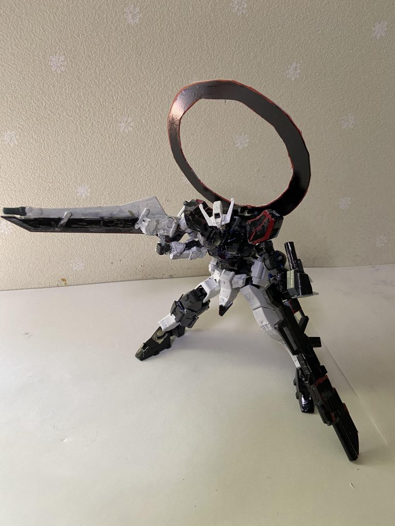 武装解説、グレネードランチャー及バスターソードライフルモード実弾兵装のグレネードランチャー着弾と同時にかなり広範囲を爆破させることが可能、バスターソードはトリガーと銃口が取り付けてありビームライフルとして使用可能、グレネードランチャーはアスタロトのライフルをプラパイプやプラプレートで改造したモノ、バスターソードはスローネツヴァイのを改造したモノです。