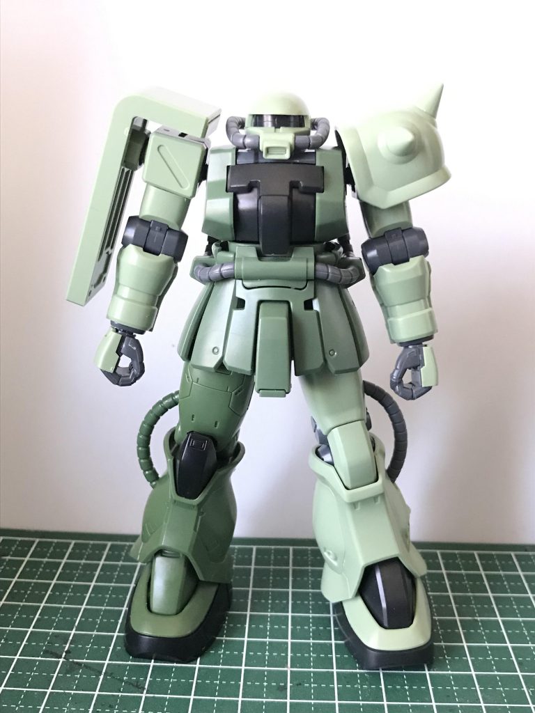 最初、ザクⅡF2のみでマインレイヤーを作ろうと思いましたが試しにオリジンザクでもいけるかと思って組んでみたら、オリジンザクの太ももがマッチョなのに気づき脚部を交換しました♪これでマッシブなザクマインレイヤーになりました