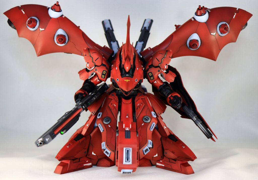 腕をRGサザビーに変更し、丸みを帯びていた脚部は角張ったデザインに変更してより引き締まった印象になるようにしてみました。