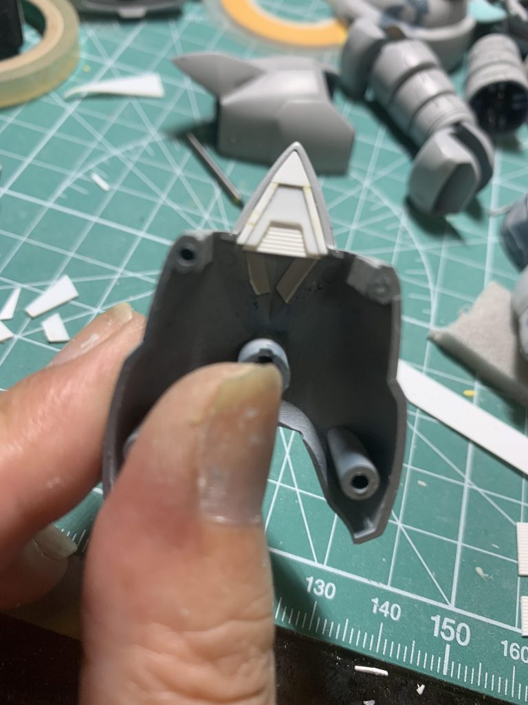 膝裏の空洞をタミヤとエバーグリーンのプラ板で塞ぎディテールも追加しました。