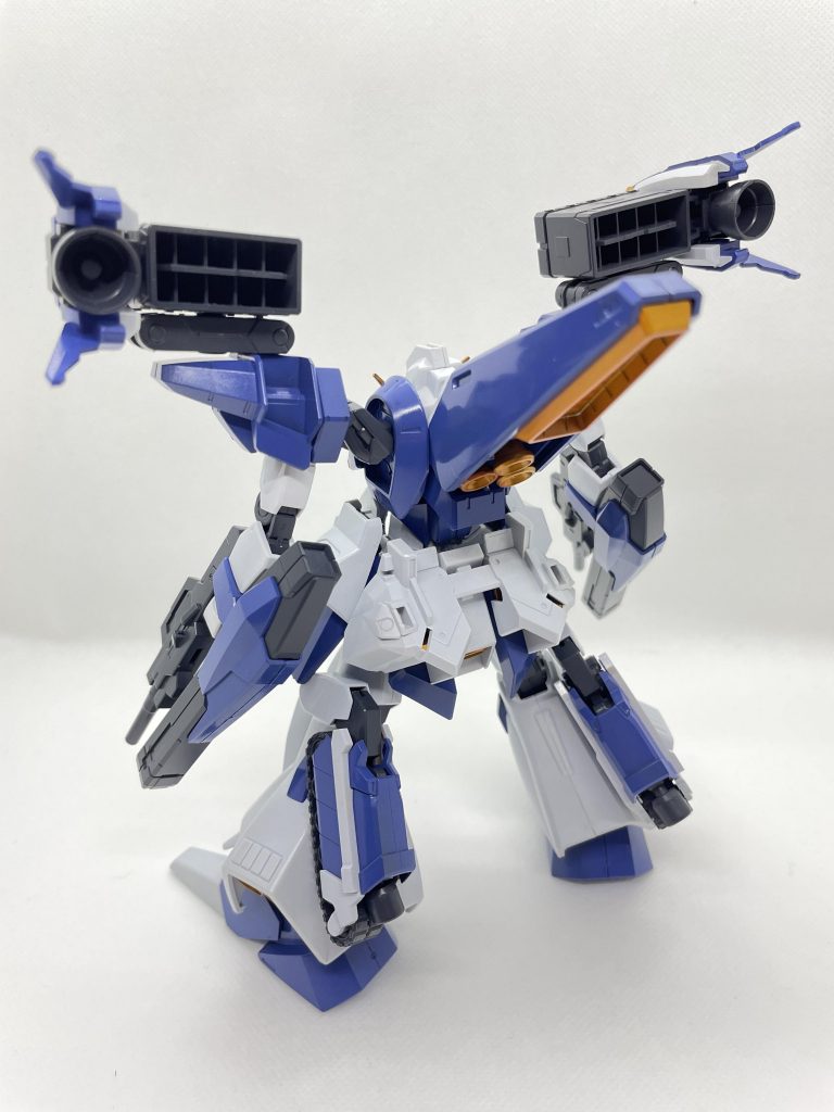 背面。MA時の履帯は後ろに回るようになっています。フレキシブルに可動するので宇宙戦でもサブスラスターとして使用でき、変則的な機動を可能にしています。