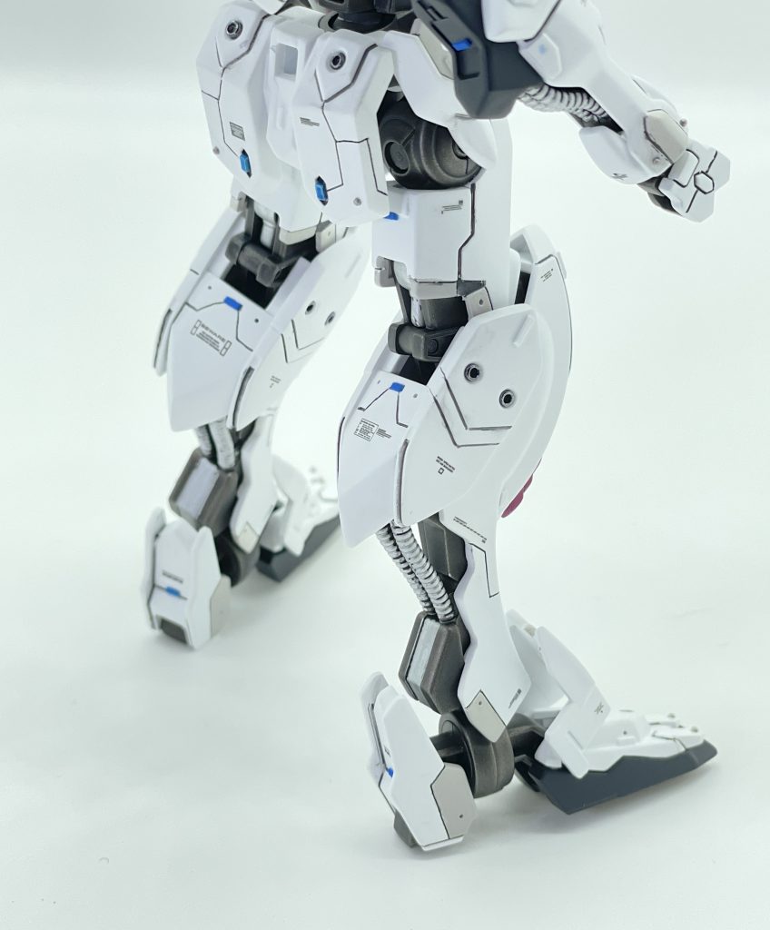 脚パーツはカットして内部フレームを見せる形に。