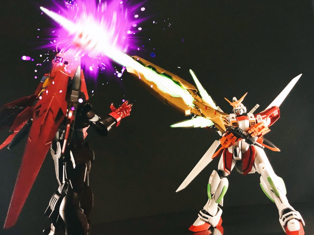 自分の最高傑作であるエクスペリエンスガンダムのライバルキャラを作るにあたって、結構悩みました。シャッフルモチーフの機体を作る前から頭部のミキシングは決まっていたんですが、どうしてもバックパックの機構が大変で、翼にもなるし防御形態にもなるっていうを差し替え無しでどうにか型にしたいって気持ちがあったのと、どの箇所を抑えればマスターガンダムっぽくなるのかとか考えて考えて考えて、ようやく形になりました。そしてバックパックに大きな手をつけるって決まってから絶対やりたかったのがこれ!主人公であるエクスペリエンスガンダムの超必殺技【エクスペリエンスソード】を真剣白刃取りするヴィクターガンダム!!最強技が破られるってアニメとかで見ると絶望しますよね。だからその分次の展開が気になっちゃうんですけどね!!