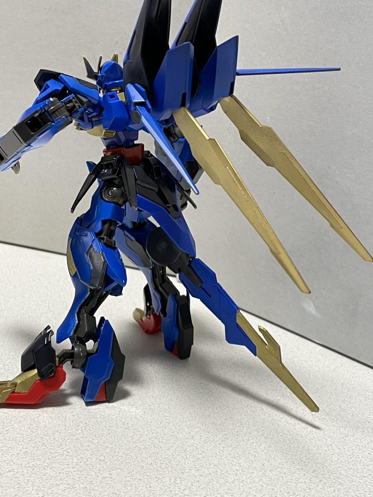 テイルブレードは本当に尻尾みたいに。なんだかヴェイガン版FXに見えなくもない?