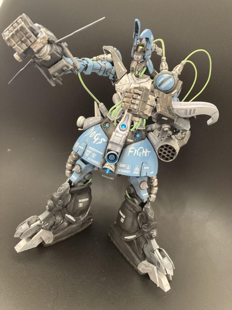 右腕は鉄拳、ロケットパンチを発射。