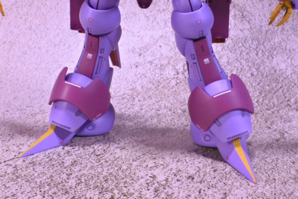 [頭部]・後頭部のセンサーはHアイズ4クリアの角パーツから削り出して整形し、クレオス蛍光グリーンで裏打ち、コニシデコプリンセスで接着・アンテナは先端にクレオス瞬間接着パテを盛り付け、数ミリ延長した上で削り込み、シャープ化[バックパック]・バックパック、スラスター、プロペラントタンクの合わせ目消し・タンクバーニアは２個連結しているので切り離し、噴射口はHI-Qパーツのメタルパイプ2.0mmを取付け、ディテールアップ[肩部]・フレーム、外装の合わせ目消し・肩部バーニアは２個連結しているので切り離し・バーニア基部の噴射口はピンバイスで開口し、HI-Qパーツのメタルパイプ1.5mmを取付け、ディテールアップ・スタビライザー裏側にスジボリ追加[腕部]・上腕、前腕の合わせ目消し・前腕両サイドの赤色パーツはクレオス瞬間接着パテで肉抜き穴埋め、併せて前方モールド部分をピンバイスで開口し、HI-Qパーツのガンマズルレギュラー1.5mmを取付け、ディテールアップ・掌をピンバイスで開口し、HI-Qパーツのメタルパイプ2.5mmを取付け、メガ粒子砲のマズルを再現・クレオス瞬間接着パテで肘関節パーツの肉抜き穴埋め[脚部]・太腿、股関節、膝関節上半分の合わせ目消し、膝関節下半分は単調な面にならないよう段落ちモールド化・クレオス瞬間接着パテで足首パーツ、つま先と踵の接続部の肉抜き穴埋め・裾の装甲内側はタミヤエナメルのフラットブラックとフラットホワイトで調色したダークグレーで塗り分け[カラー]・本体ライトパープル、本体レッドパープル　クレオスパープルをベースに調色・本体レッド　クレオスシャインレッド・本体イエロー　クレオスキャラクターイエロー・関節グレー　ガイアメカサフヘヴィ・ツインアイ、後頭部センサー　クレオス蛍光グリーン・シリンダー、バーニア、スラスター　ガイアスターブライトシルバー※バーニアとスラスターは下地にクレオスブラックを使用・シリンダーの一部　ガイアスターブライトゴールド・墨入れ　タミヤスミ入れ塗料ブラック　タミヤエナメルブラック　タミヤエナメルフラットブラック・本体トップコート　クレオススーパースムースクリアつや消し・ツインアイ、動力パイプトップコート　クレオススーパークリア3・サーフェイサー　クレオスフィニシングサーフェイサー1500グレー[デカール]・アクセント程度に汎用デカール(ベルテクス、HI-Qパーツ等)を貼付け