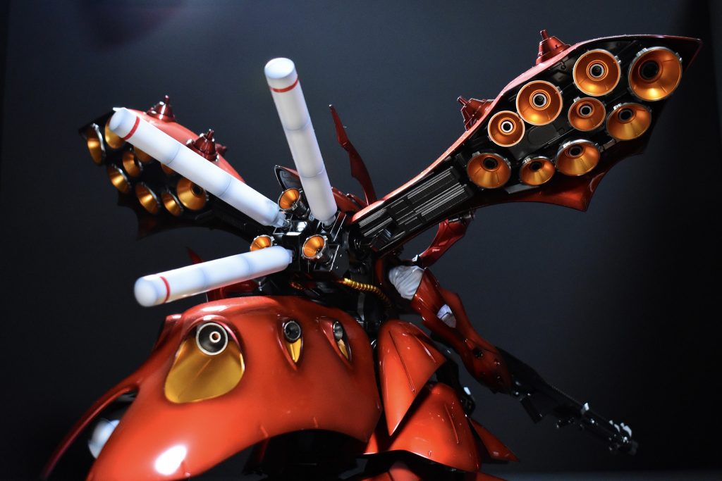 スラスターはゴールドの上からクリアオレンジを吹き上品かつ元々の配色に近い色を目指しました。プロペラントタンクの赤いラインはマスキングにて塗り分け、ホワイトはグラデーションを施しました。