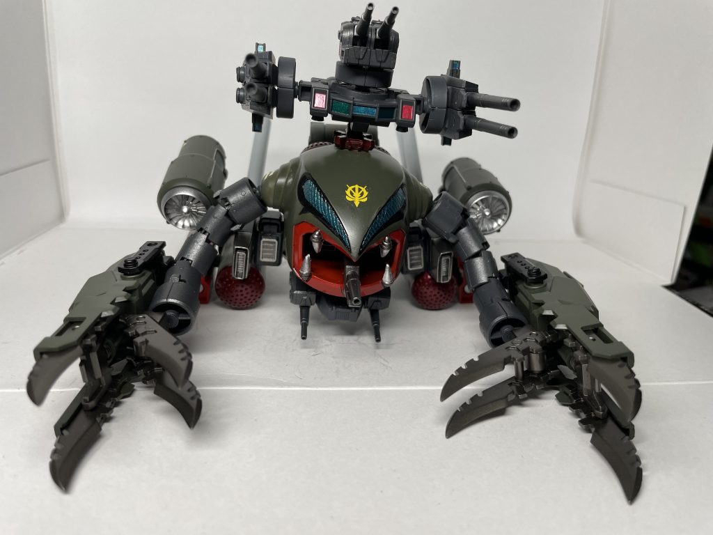 武装強化として、ヒートナタより強力な大型ヒートシザーアームに変更、相手を掴んで溶断することも可能になった。拡散メガ粒子砲は連射は出来るものの威力の低さが問題だったため、高収束のビーム砲に変更して高火力で長射程での戦闘にも対応する事に。機体上部には二連装のビーム砲×2と二連装機銃が取り付けられ対艦砲撃戦にも対応可能。