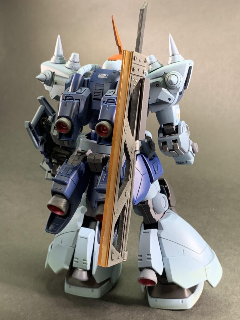 元々ドムR35には武装がシールド以外付属していないのでジャイアントヒートソードはヘキサギアのランバージャックと仮面ライダーバスターの土豪剣激土をモチーフにしてプラ板から自作しています。中にネオジム磁石を仕込んでるので背部のマウントラッチにも装備可能です。