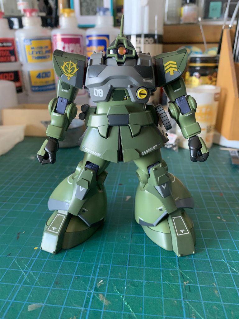 フロント写真 胸部拡散ビーム砲は塗り分けのことを考えてコトブキヤのマイナスモールドを塗装し接着です