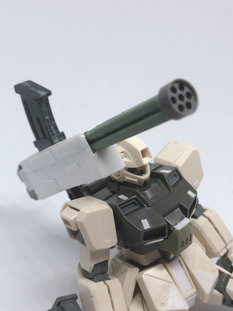 塗装前 ガトリング砲はプラ板で箱組みしたらランナーを適度な長さで切り整形してオプションパーツを付けています。あとプラ板とかを貼り付けたり